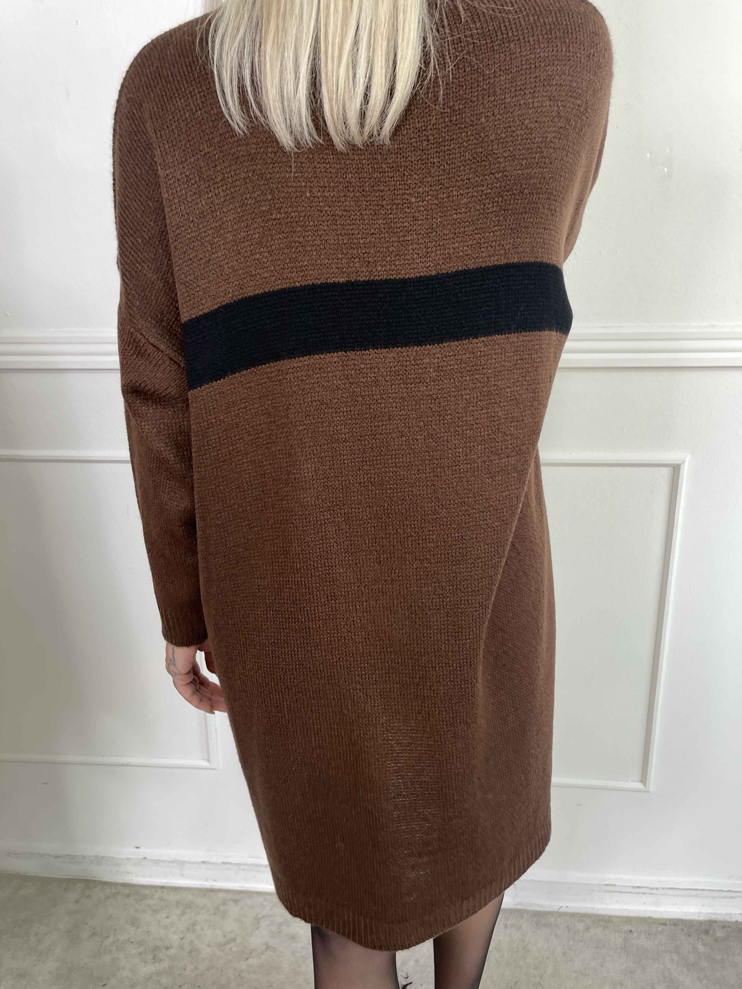 Berra - Stickad klänning med band och rosett